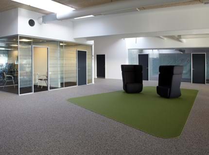 afpasset Fraster tæppe grøn på kontor